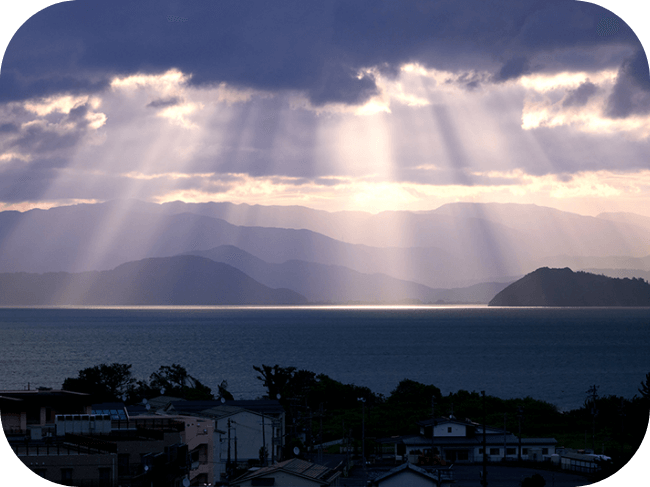 雲の隙間から光が差し込み、海面を照らしています。